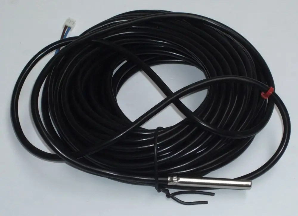 Daikin Temperatursensor mit schwarzem Kabel; ein Ende mit Metallfühler und einem Stecker. Ideal für die Anwendung in Heizsystemen.